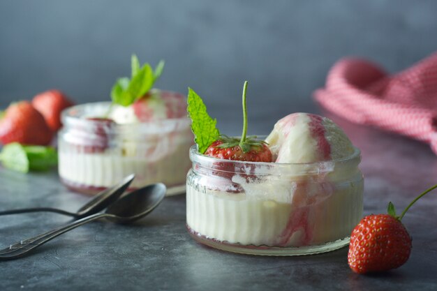 Délicieuse glace à la vanille avec des feuilles de menthe et des fraises