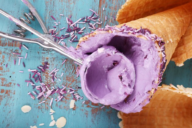 Photo délicieuse glace sur une vieille table en bois bleue