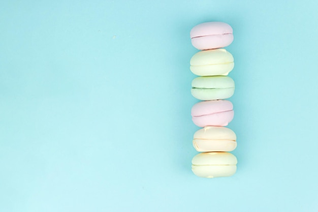 Délicieuse guimauve colorée sucrée ressemble à des macarons