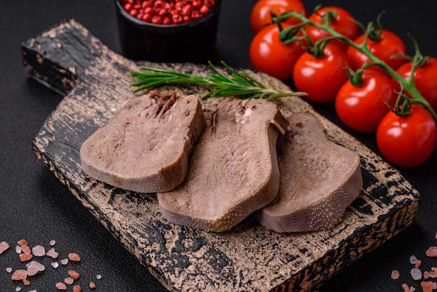 Délicieuse langue de boeuf bouillie tranchée avec des légumes et des épices