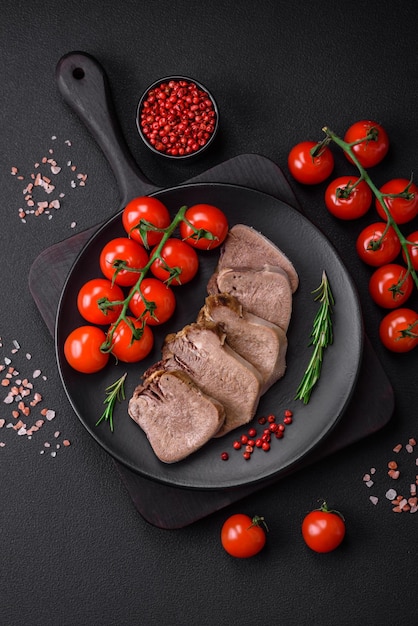 Délicieuse langue de boeuf bouillie tranchée avec des légumes et des épices