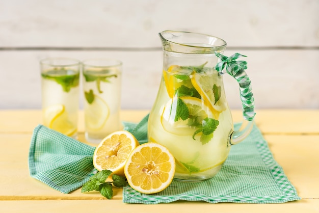 Photo délicieuse limonade aux tranches de citron