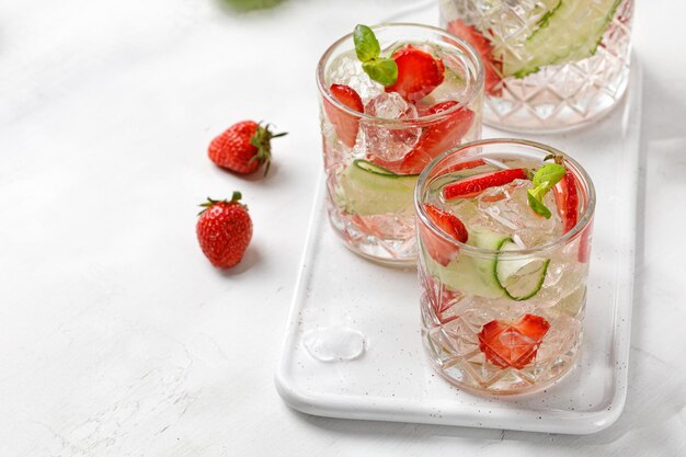 Délicieuse limonade d'été rafraîchissante avec fraise concombre et basilic dans un verre Sunshine