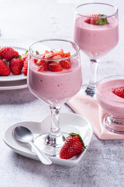 Délicieuse mousse aux fraises dans un bol en verre avec des fraises fraîches. Espace de copie