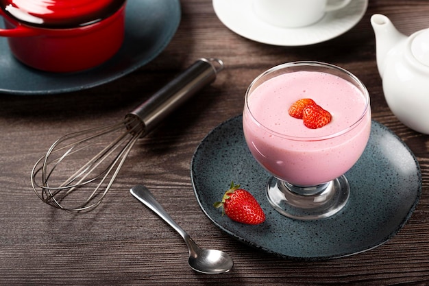 Délicieuse mousse aux fraises dans un gobelet en verre.