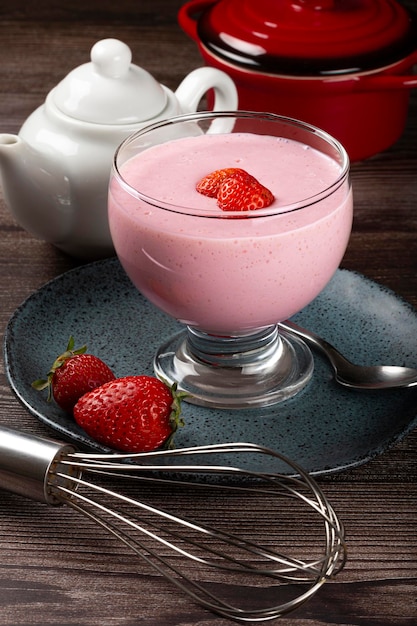 Délicieuse mousse aux fraises dans un gobelet en verre.