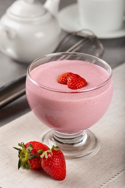 Délicieuse mousse aux fraises dans un gobelet en verre.