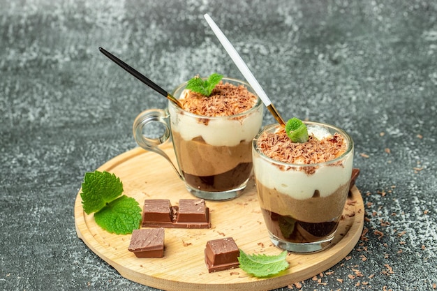 Délicieuse mousse maison Trois chocolats en bocaux Menu du restaurant recette de livre de régime régime vue de dessus