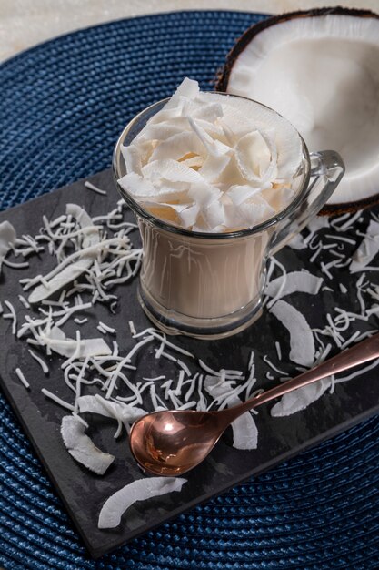 Délicieuse mousse de noix de coco dans une tasse en verre.