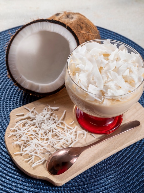 Délicieuse mousse de noix de coco dans une tasse en verre.