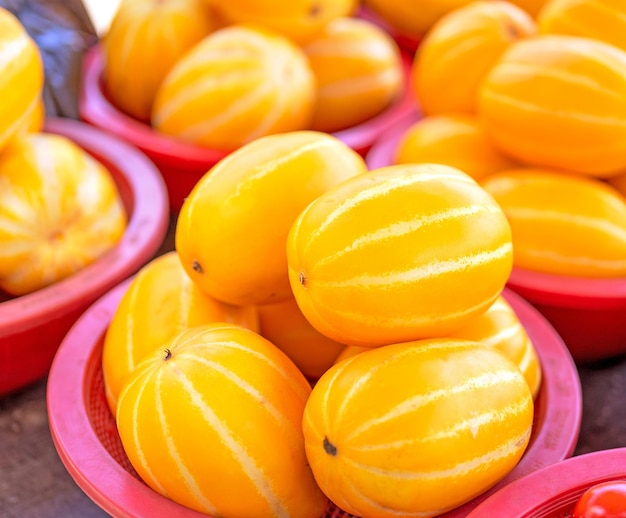 Délicieuse nourriture aux fruits de melon jaune à rayures coréennes dans un panier en plastique rouge au marché de la tradition l'après-midi Séoul Corée du Sud concept de récolte gros plan