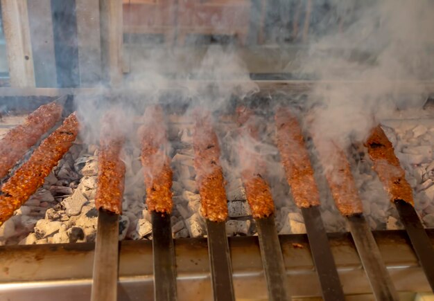 La délicieuse nourriture turque traditionnelle; kebab Adana en train de cuisiner sur un barbecue