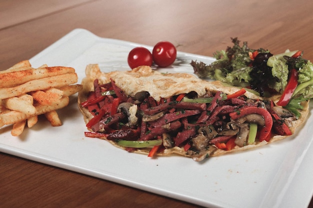 Délicieuse omelette et assiette de petit-déjeuner sur la table.