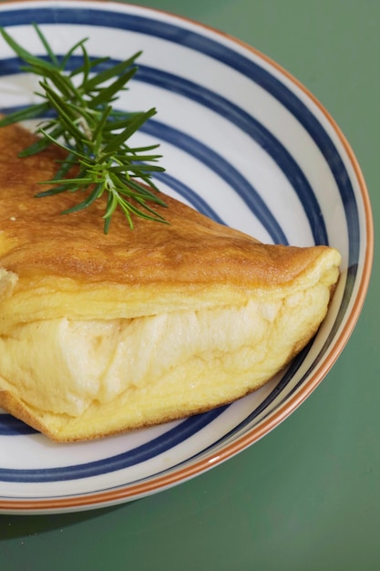 Photo délicieuse omelette au fromage maison sur table, table de petit-déjeuner.