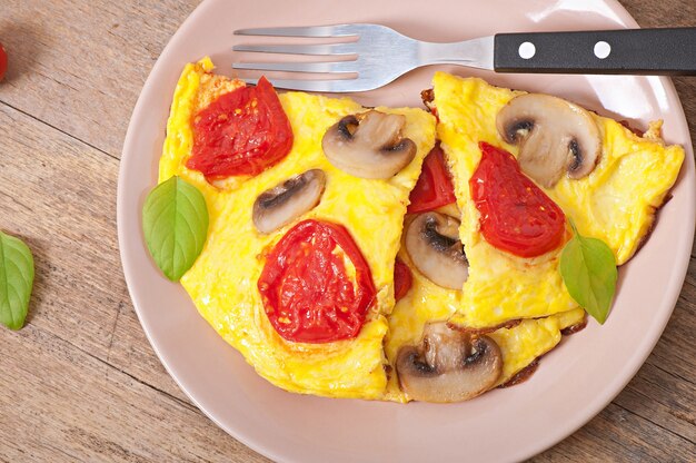 Délicieuse omelette aux tomates et champignons