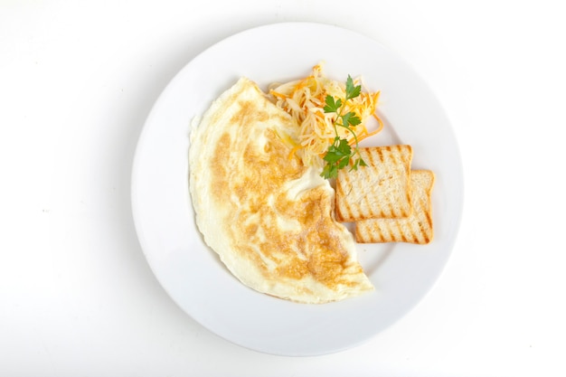 Délicieuse omelette avec toast de pain blanc et chou