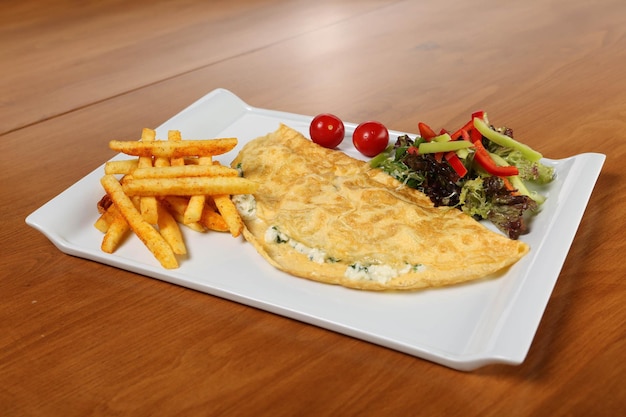 Délicieuse omelette avec viande et assiette de petit-déjeuner sur la table