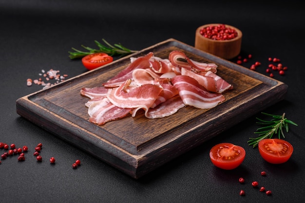 Délicieuse pancetta fraîche avec sel et épices coupée en fines tranches