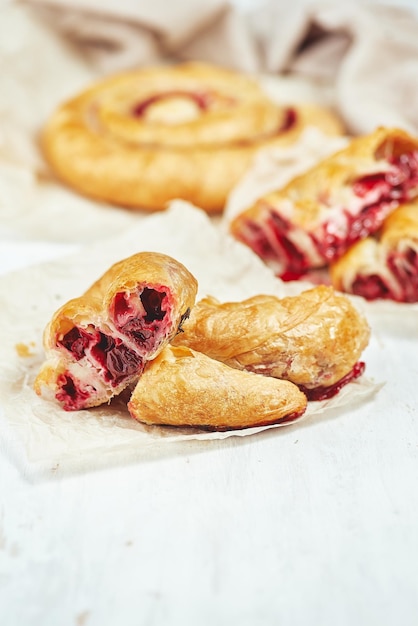 Délicieuse pâte feuilletée fraîche aux cerises douces servie sur une table lumineuse