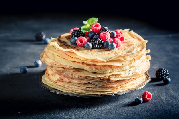 Délicieuse pile de crêpes aux myrtilles et framboises