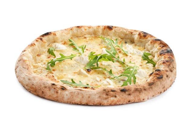 Délicieuse pizza au fromage avec roquette isolée sur blanc