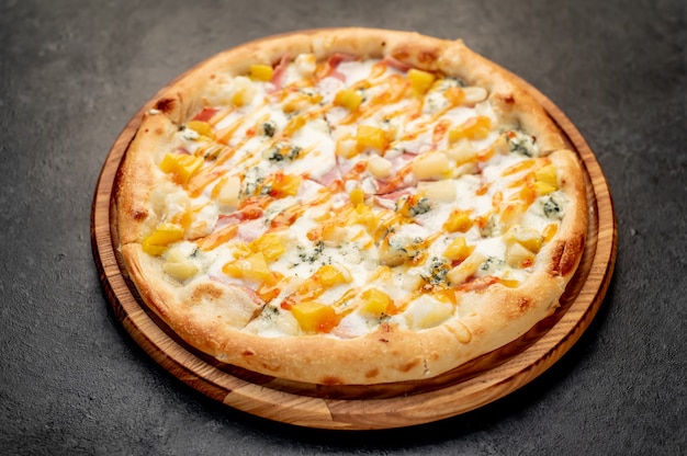 délicieuse pizza au jambon fromage ananas mangue sur fond de pierre