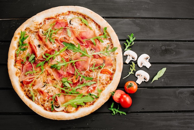 Délicieuse pizza au jambon et fromage sur fond de bois