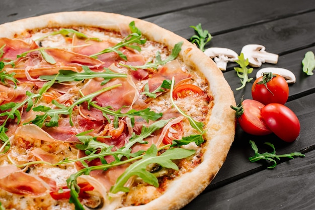 Délicieuse pizza au jambon et fromage sur fond de bois