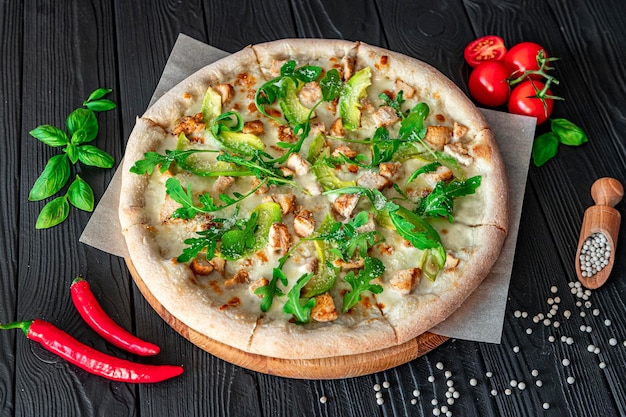 Délicieuse pizza au poulet grillé, avocat et roquette