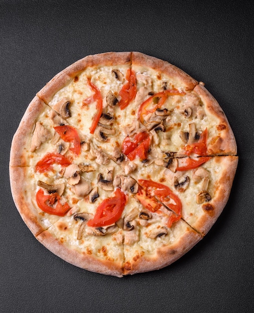 Délicieuse pizza au poulet tomates et fromage avec sel et sauce