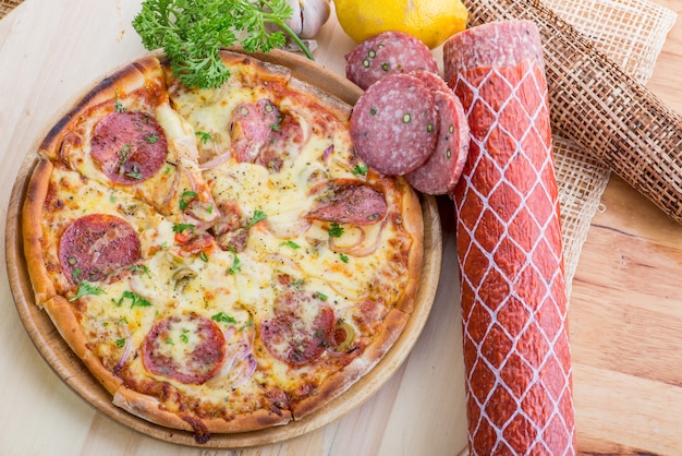 Délicieuse pizza au salami et au fromage