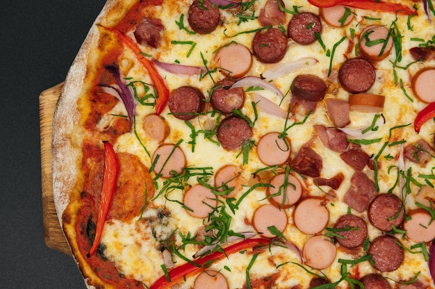 Délicieuse pizza au salami et bacon sur une planche