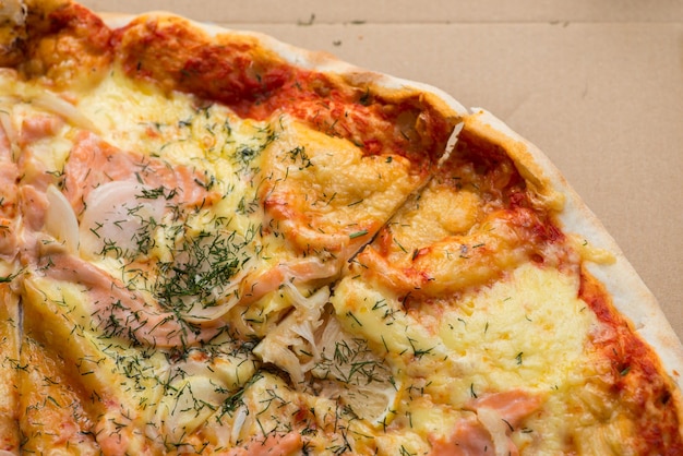 Délicieuse pizza au saumon dans une boîte en carton
