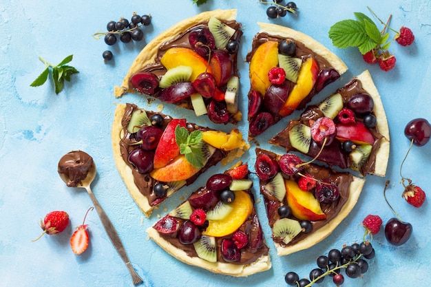 Délicieuse pizza aux fruits d'été maison