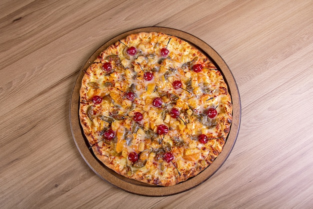 Délicieuse pizza avec beaucoup de garniture sur une table en bois