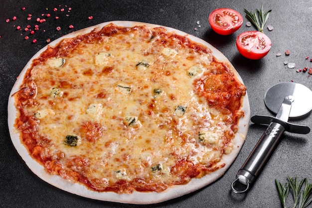 Délicieuse pizza cuite au four quatre fromages sur une table de restaurant confortable