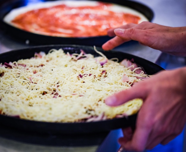 Photo une délicieuse pizza faite maison avec des ingrédients frais.