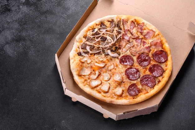 Délicieuse pizza fraîche faite dans un four à sole avec quatre types de viande et de saucisse. Cuisine méditerranéenne