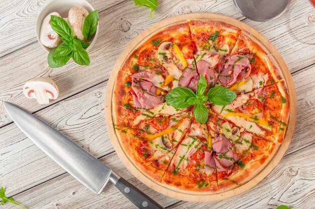 Délicieuse pizza fraîche servie sur une table en bois