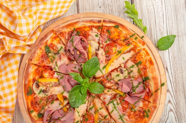 Délicieuse pizza fraîche servie sur une table en bois