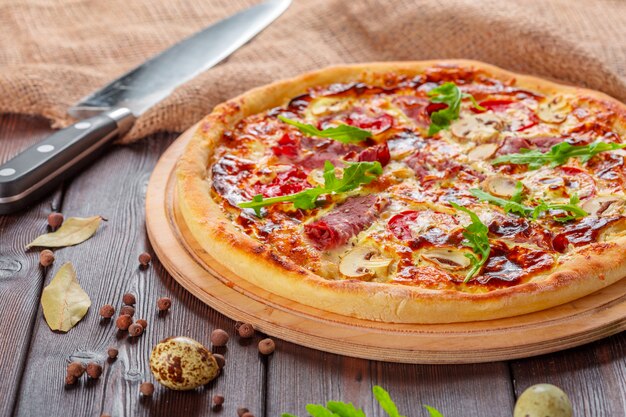 Délicieuse pizza fraîche servie sur une table en bois