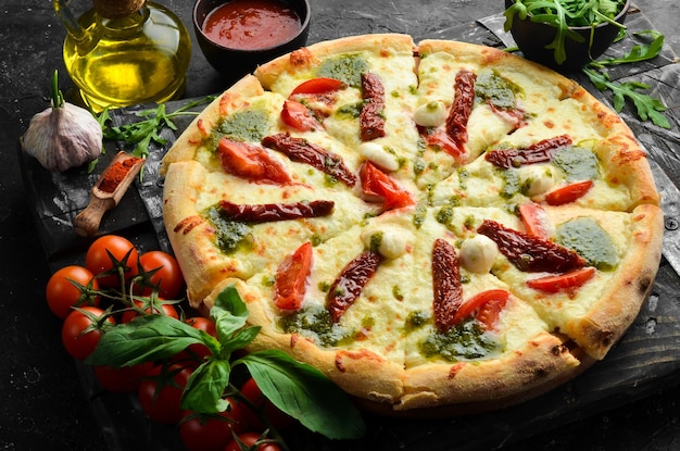 Délicieuse pizza italienne au fromage mozzarella et tomates Vue de dessus Livraison de nourriture