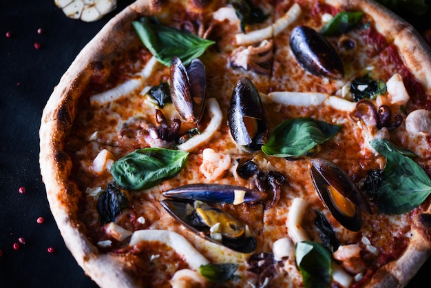 Photo une délicieuse pizza italienne avec des fruits de mer frais.