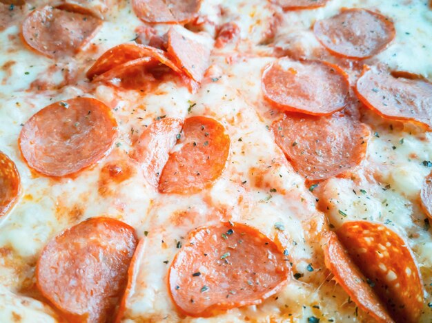 Délicieuse pizza italienne sur pâte luxuriante avec salami et fromage pepperoni