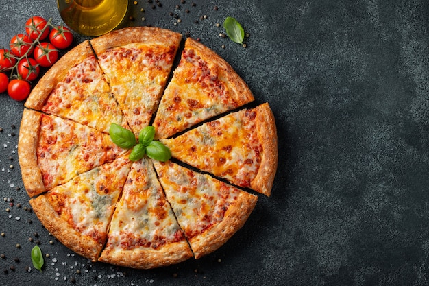Délicieuse pizza italienne à quatre fromages.