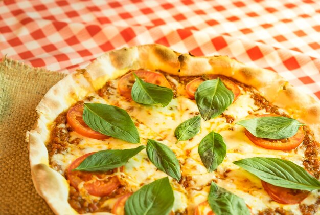 Délicieuse pizza italienne servie dans un café sur une table en bois écossais