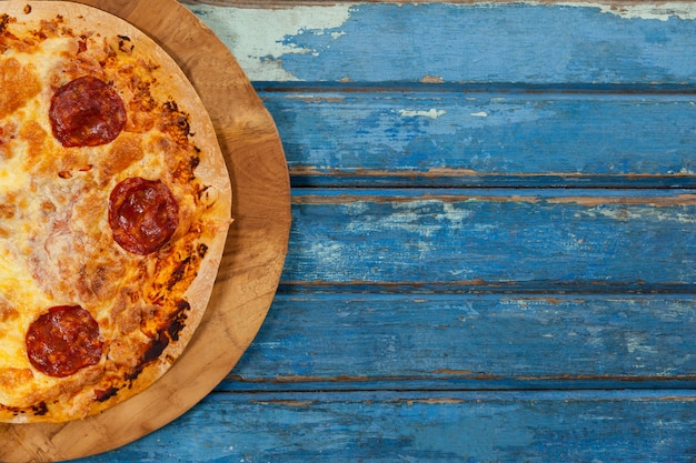 Délicieuse pizza italienne servie sur un plateau à pizza