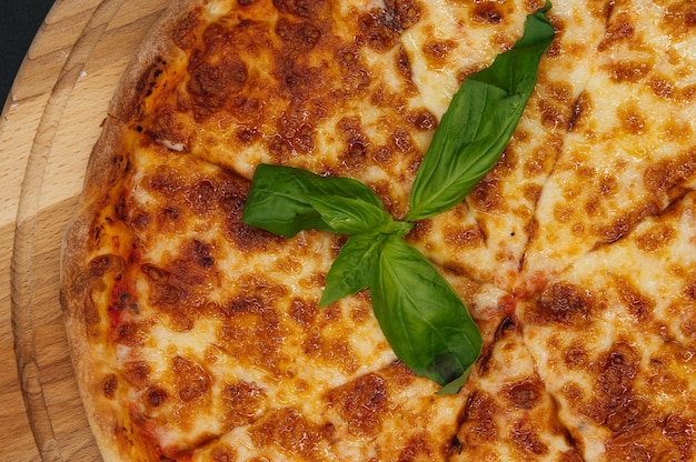 Délicieuse pizza maison avec des ingrédients frais