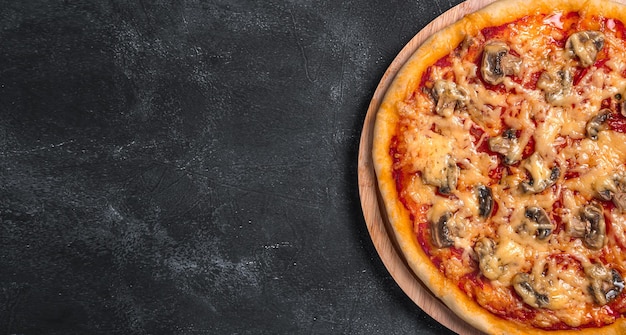 Délicieuse pizza maison avec tomates, champignons et fromage sur fond sombre Vue de dessus copie espace