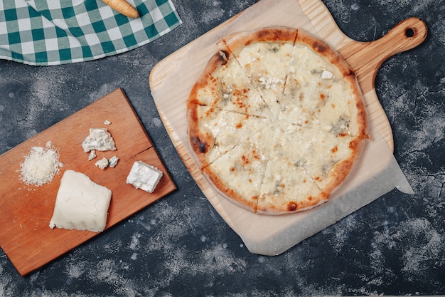 Délicieuse pizza napolitaine au fromage. quatre sortes de fromage. concept de délicieuse pizza italienne.